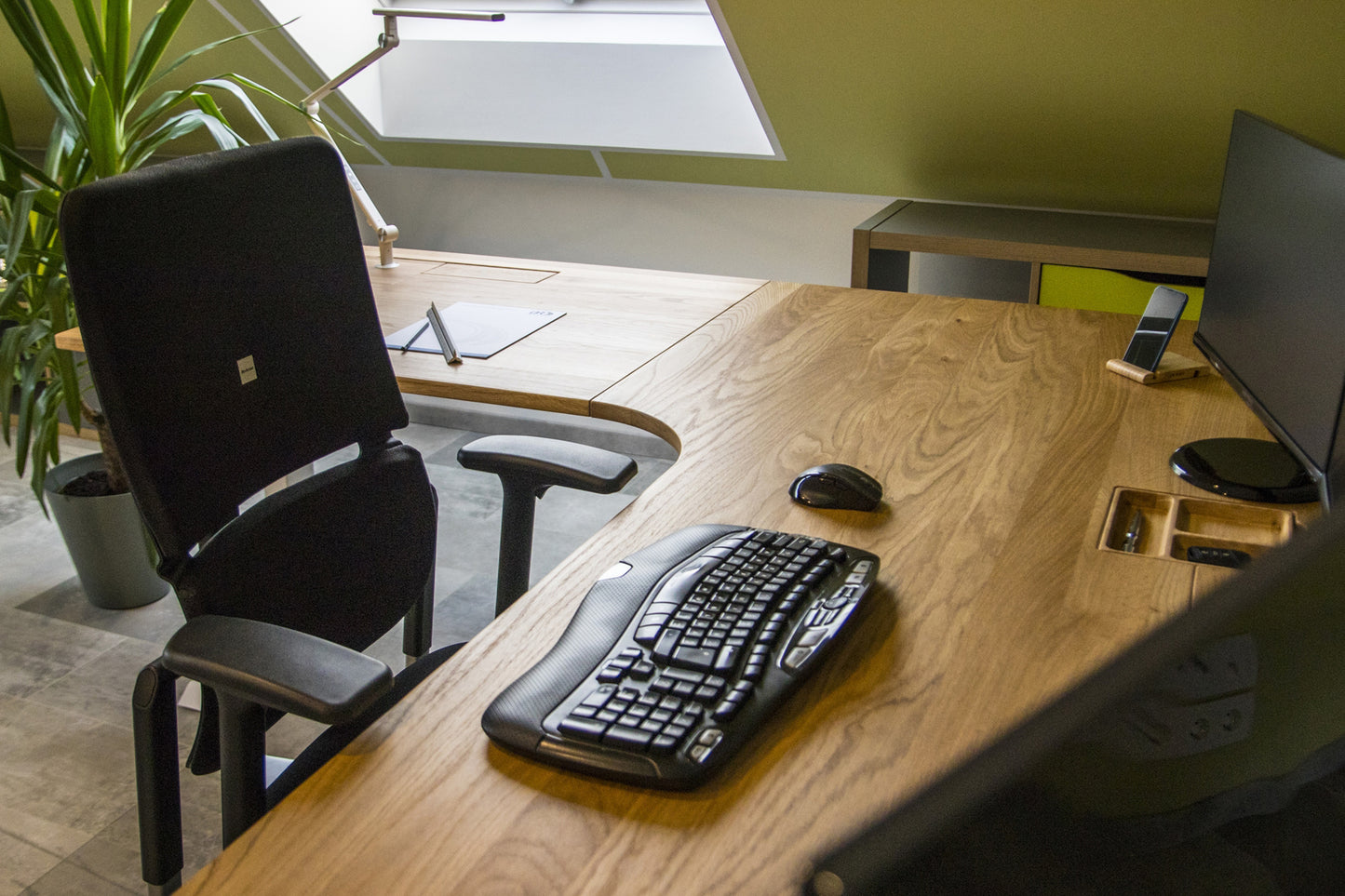 L shaped corner sit-stand desk with cable management | ErgoHide